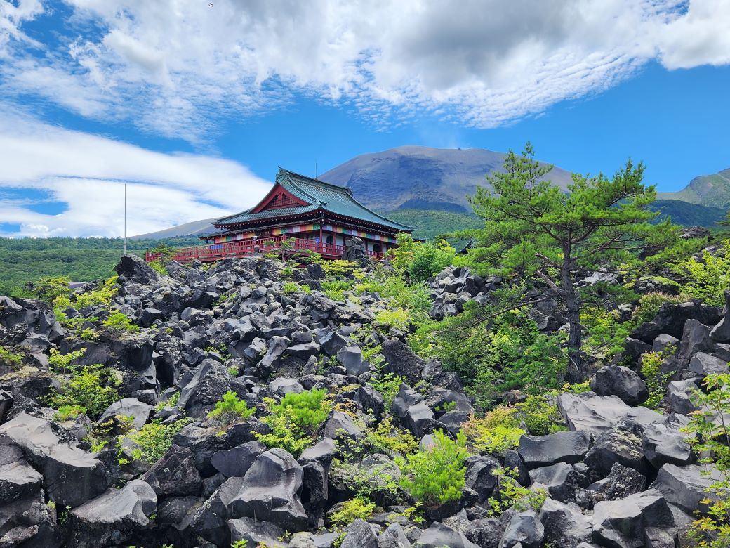 巨大な岩石に囲まれた公園「鬼押出し園」