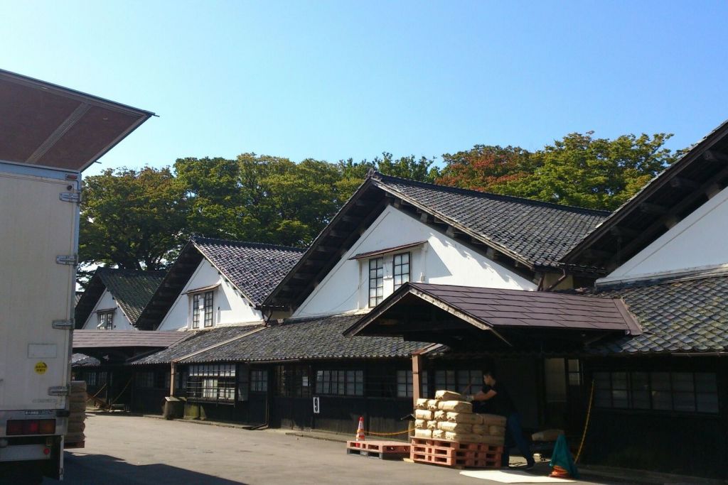 ロケ地としても有名！米どころ庄内のシンボル「山居倉庫」