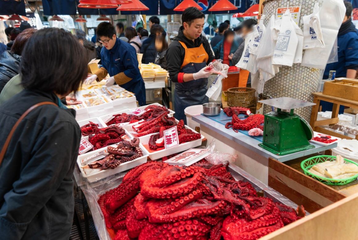 まずは豪華な朝食から。開場300年を超える「近江町市場」