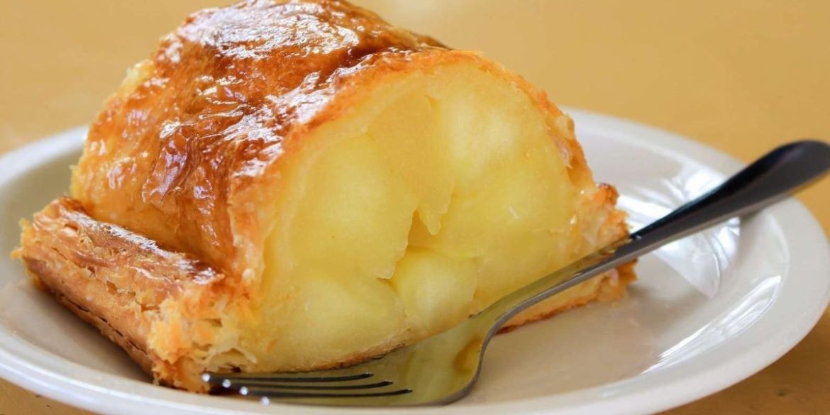 ホテルメイドのアップルパイが味わえる湖畔のカフェ「十和田湖マリンブルー」