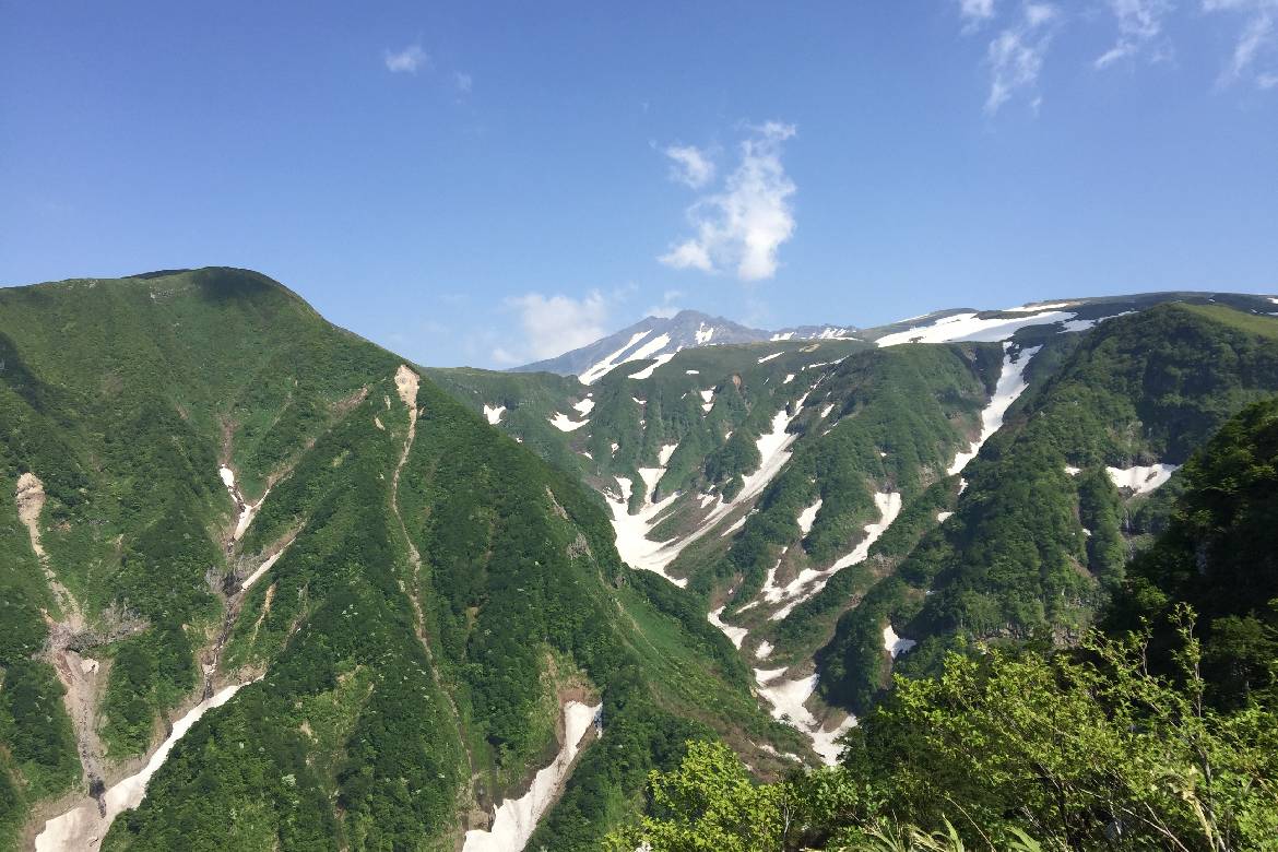 大迫力！眼下に広がるV字渓谷を望む。「鳥海山鉾立展望台」