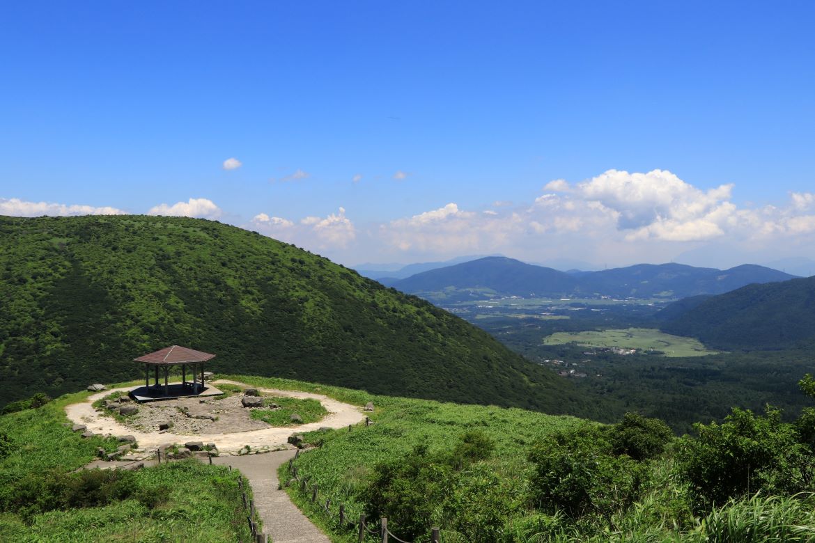 標高1,300mからの絶景を望む「牧ノ戸峠展望所」