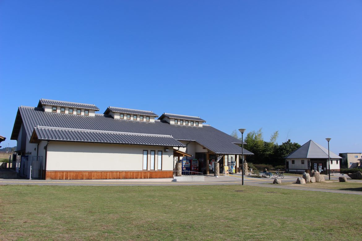 瀬戸内海を望むのんびり休憩スポット「道の駅 源平の里むれ」