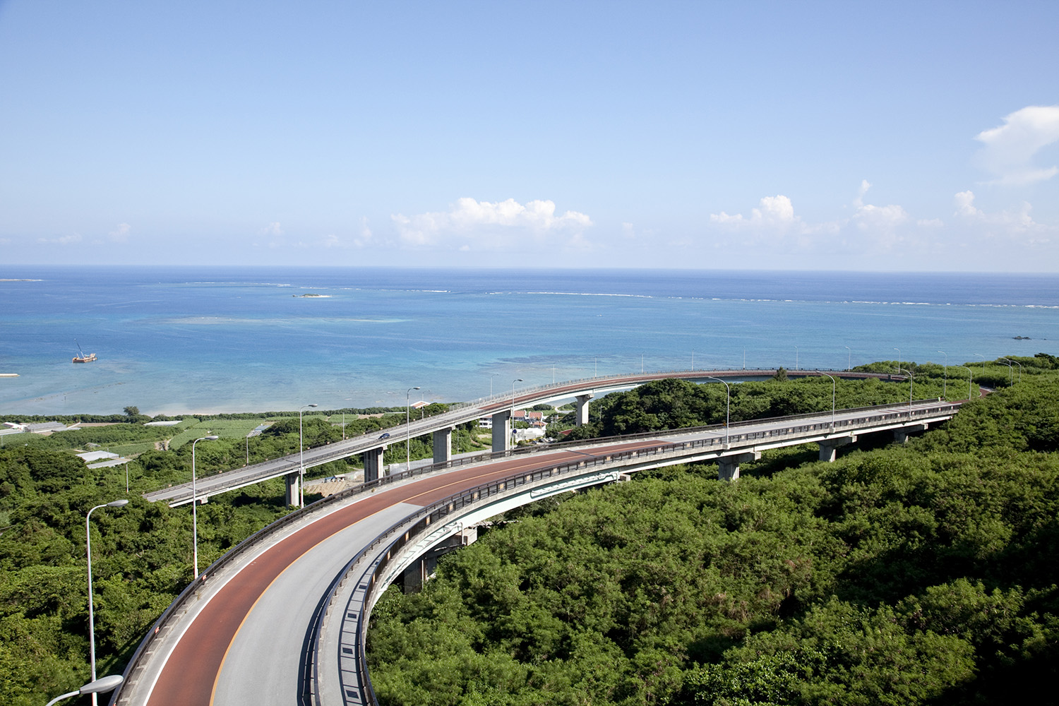 青い海と壮大な景観が魅力「ニライカナイ橋」
