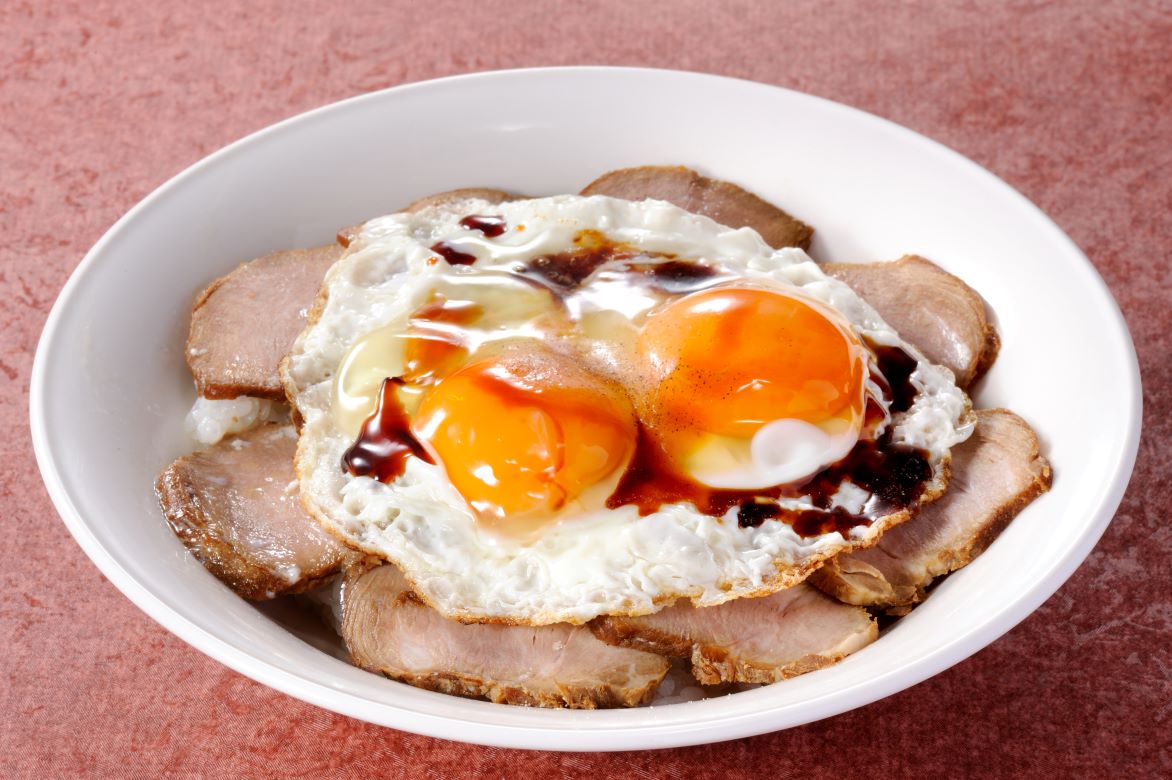 地域に愛されるB級グルメ「焼豚玉子飯」