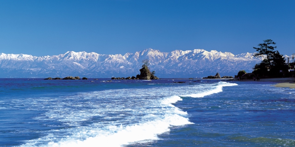 海越しの立山連峰。絶景に息をのむ「雨晴海岸」