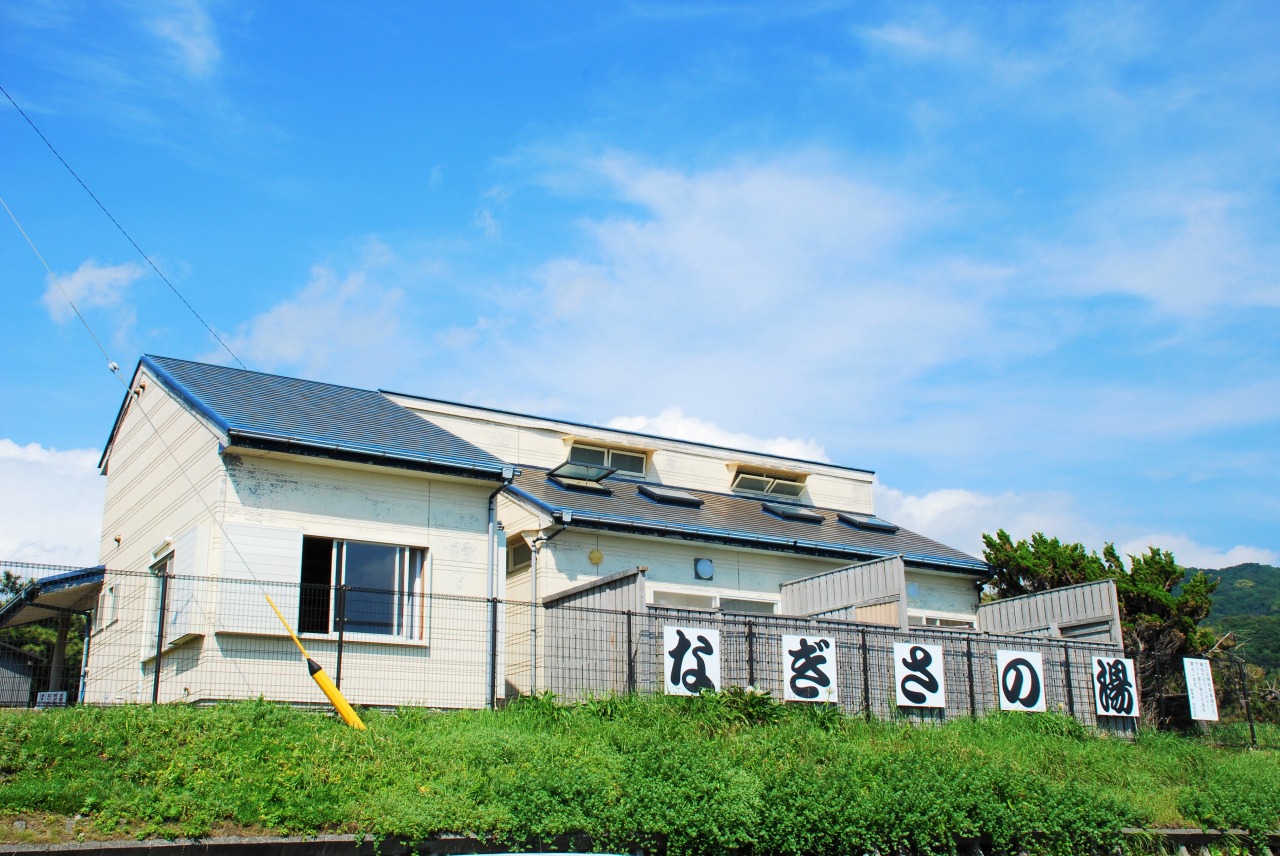 【名湯その4】塀の上から眺める浜辺が美しい!「なぎさの湯」