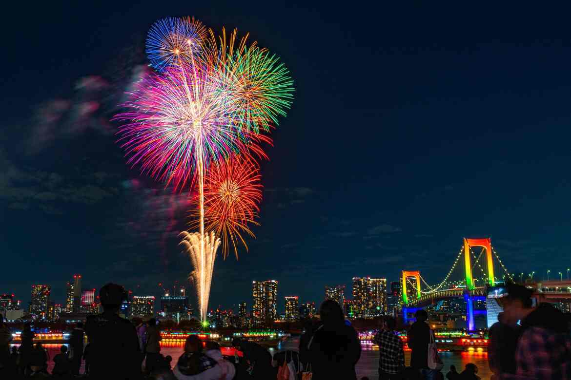 お台場の夜景とダイナミックな花火の共演「お台場レインボー花火 2024」開催