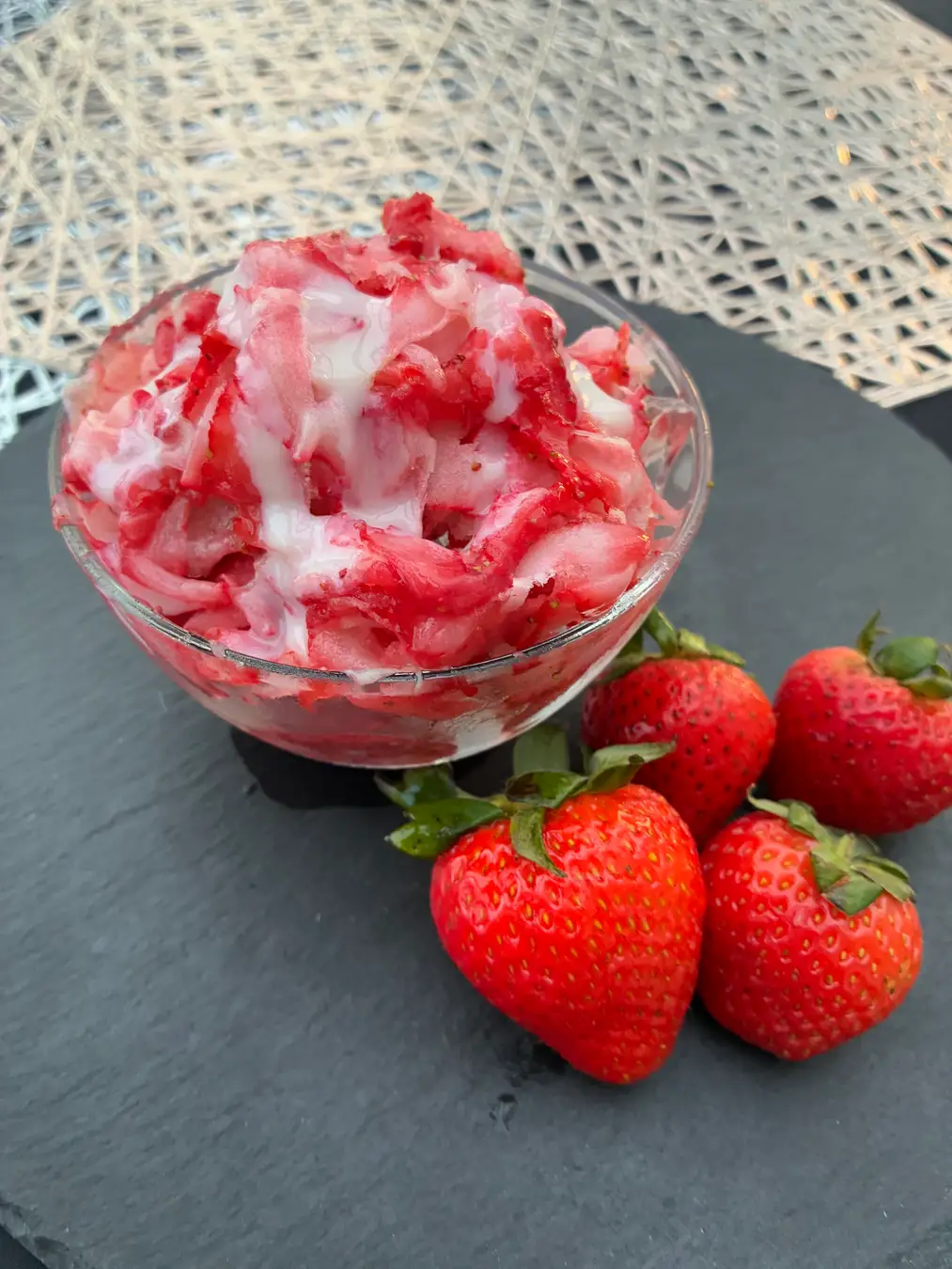 イチゴをまるごと使った「果実氷」×ロッテ「ガーナホワイト」練乳仕立て