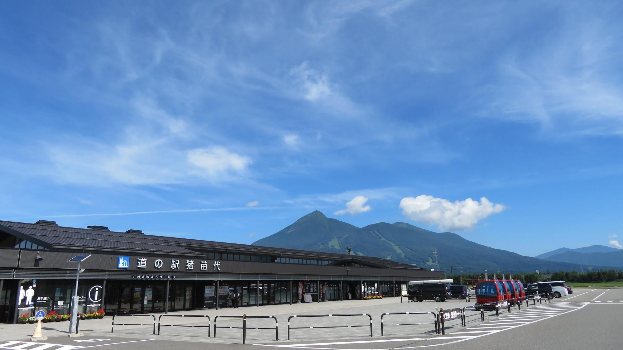 地元の特産品や限定商品にも注目。土産選びに立ち寄りたい​/ ​道の駅 猪苗代​ 