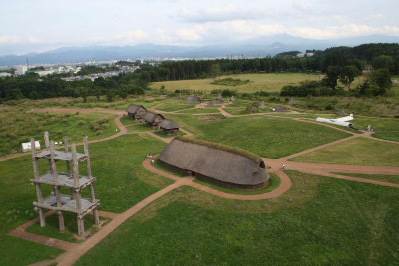 世界遺産登録の縄文時代の遺跡。体験工房でグッズ製作も  ​/​三内丸山遺跡​