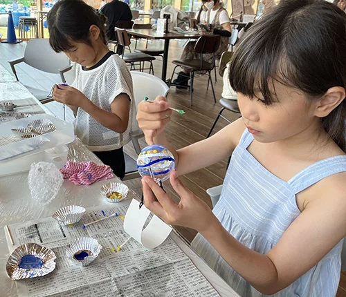 夏休みの思い出づくりに！安満遺跡公園で「風鈴」「うちわ」など手作りクラフト体験開催 〜申込不要・当日参加OK、子どもから大人まで楽しめる3つのメニュー〜