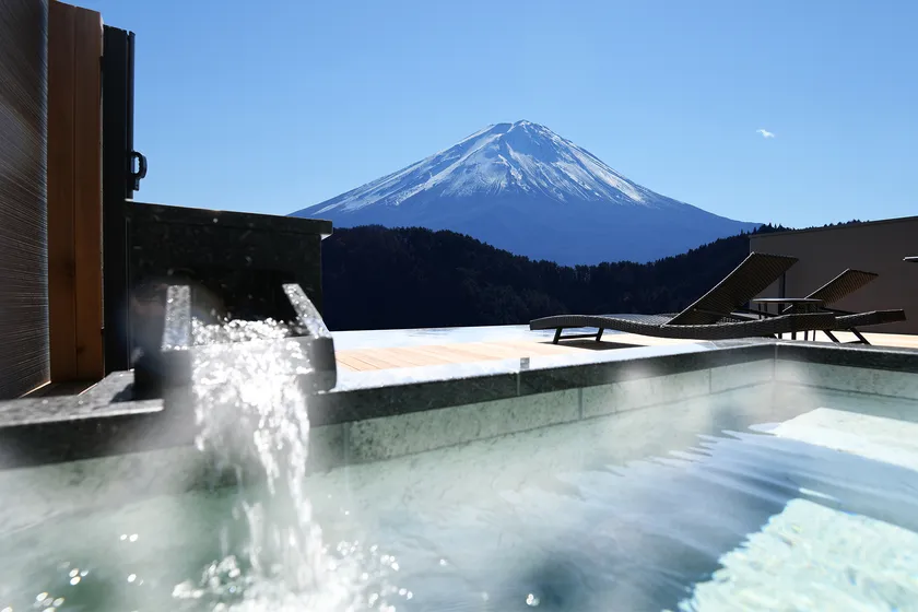 「天空の温泉ヴィラ紬 河口湖」オープン1周年記念キャンペーンを実施  ～ 8月ご予約限定、山梨県産ハーフワインセットをプレゼント ～