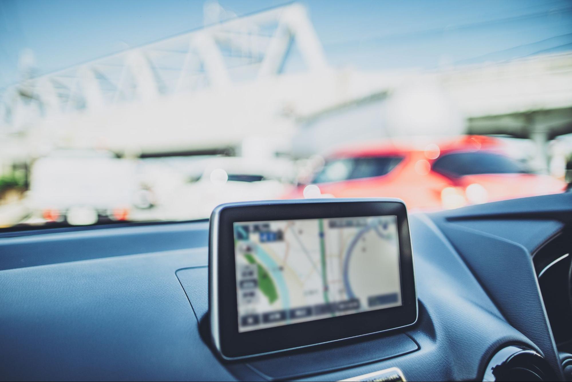 運転中にカーナビの見続けるのは交通違反