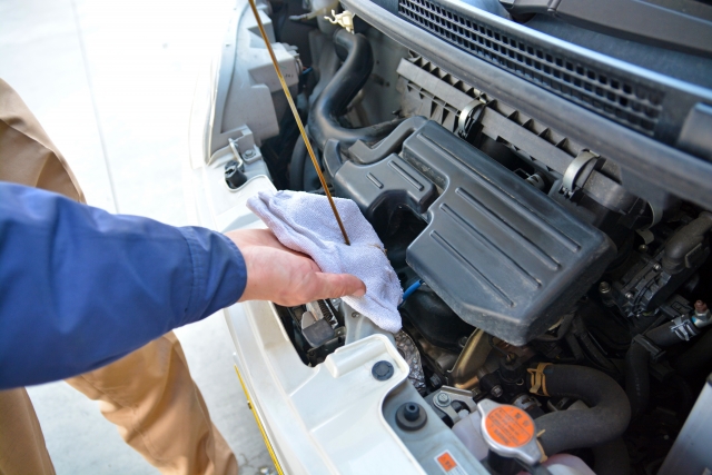 ④エンジンオイルの量と色をチェック
