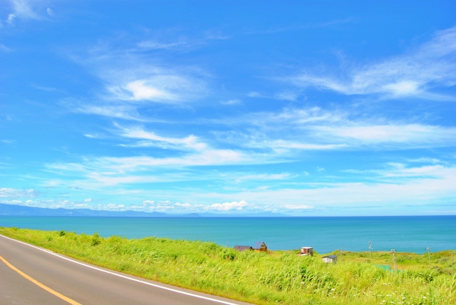 景色が開けた道でのスピード違反に注意
