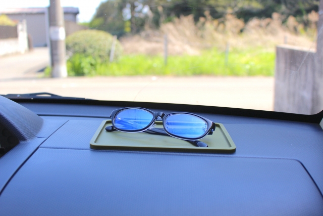 ⑫適切な可視光線透過率のサングラス