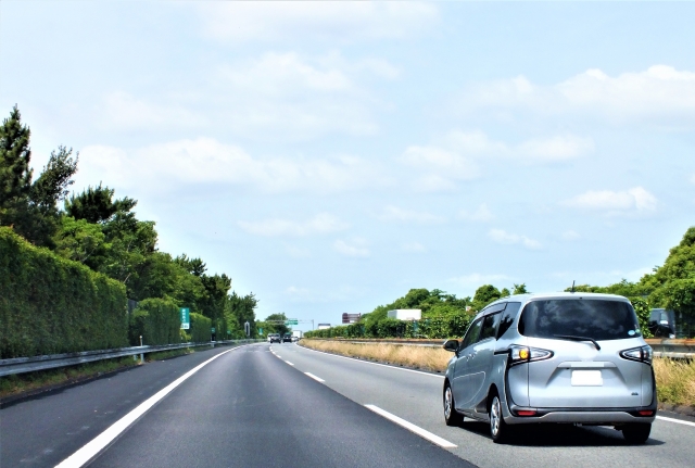 高速道路で追い越し車線を走り続けると、通行帯違反