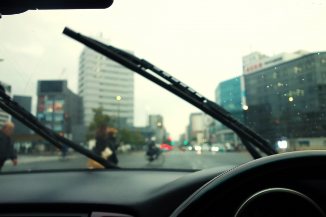 ③ワイパーまわりの点検で急な大雨に備える