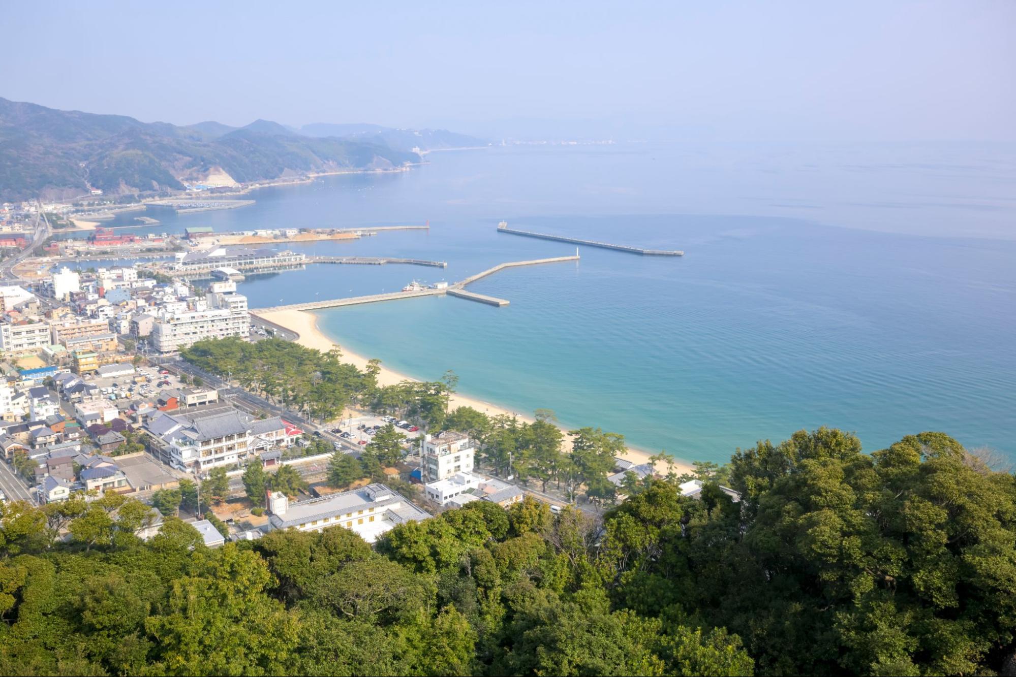 洲本城の城下に広がる海岸線の温泉地 / 洲本温泉