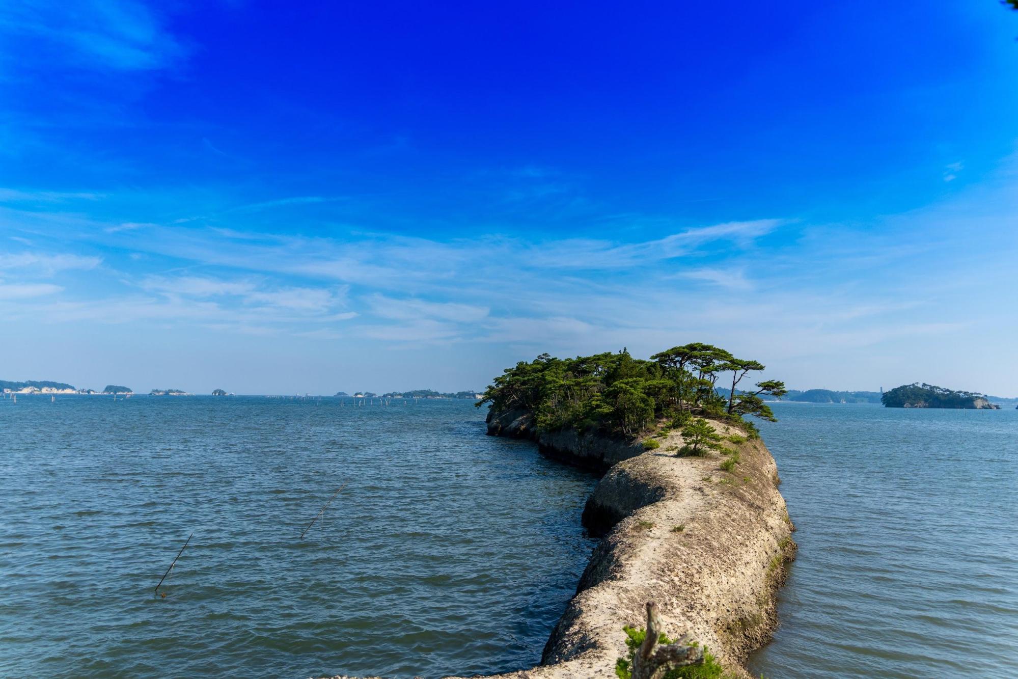 自然がつくった海へ続く岩の橋。松島湾の隠れた絶景スポット/ 馬の背