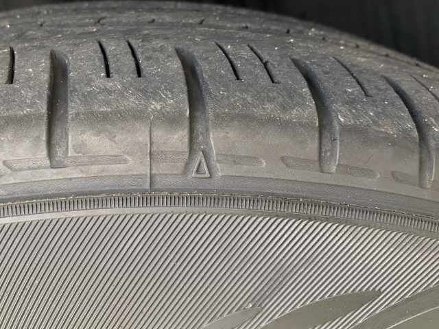 ①タイヤの溝、傷などをチェック