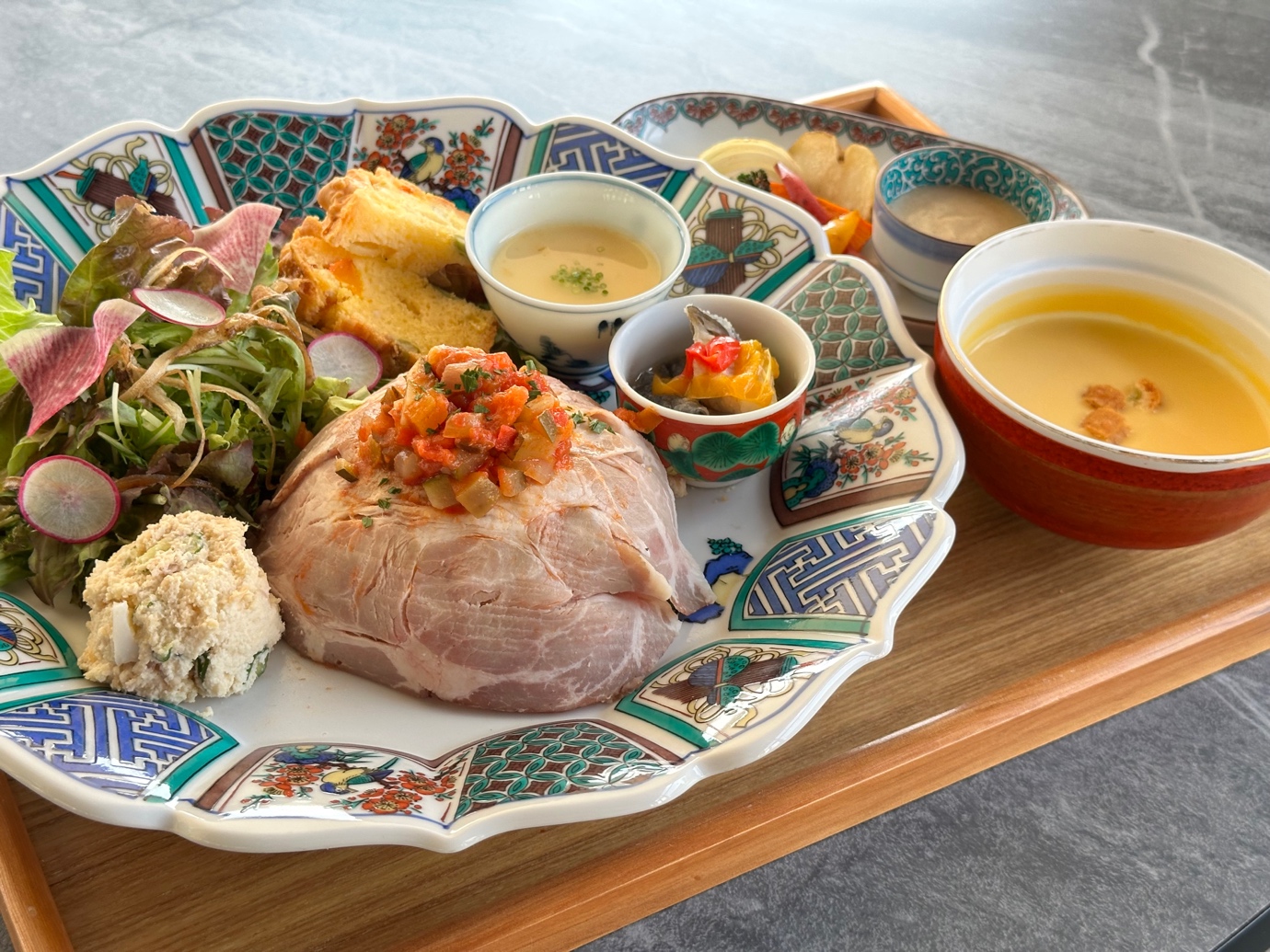 九谷焼で供される和洋創作料理を五感で味わう/ウェルネスハウスSARAI