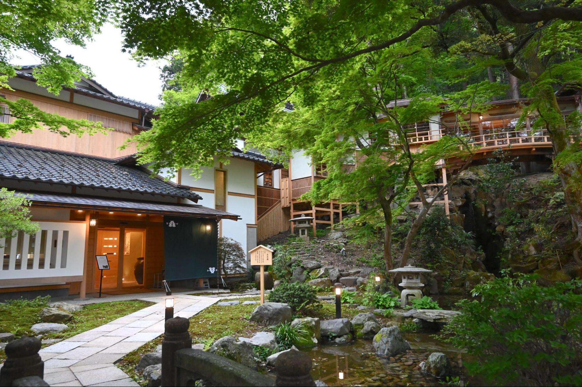 元老舗旅館別荘で加賀の美と技にふれる /加賀依緑園