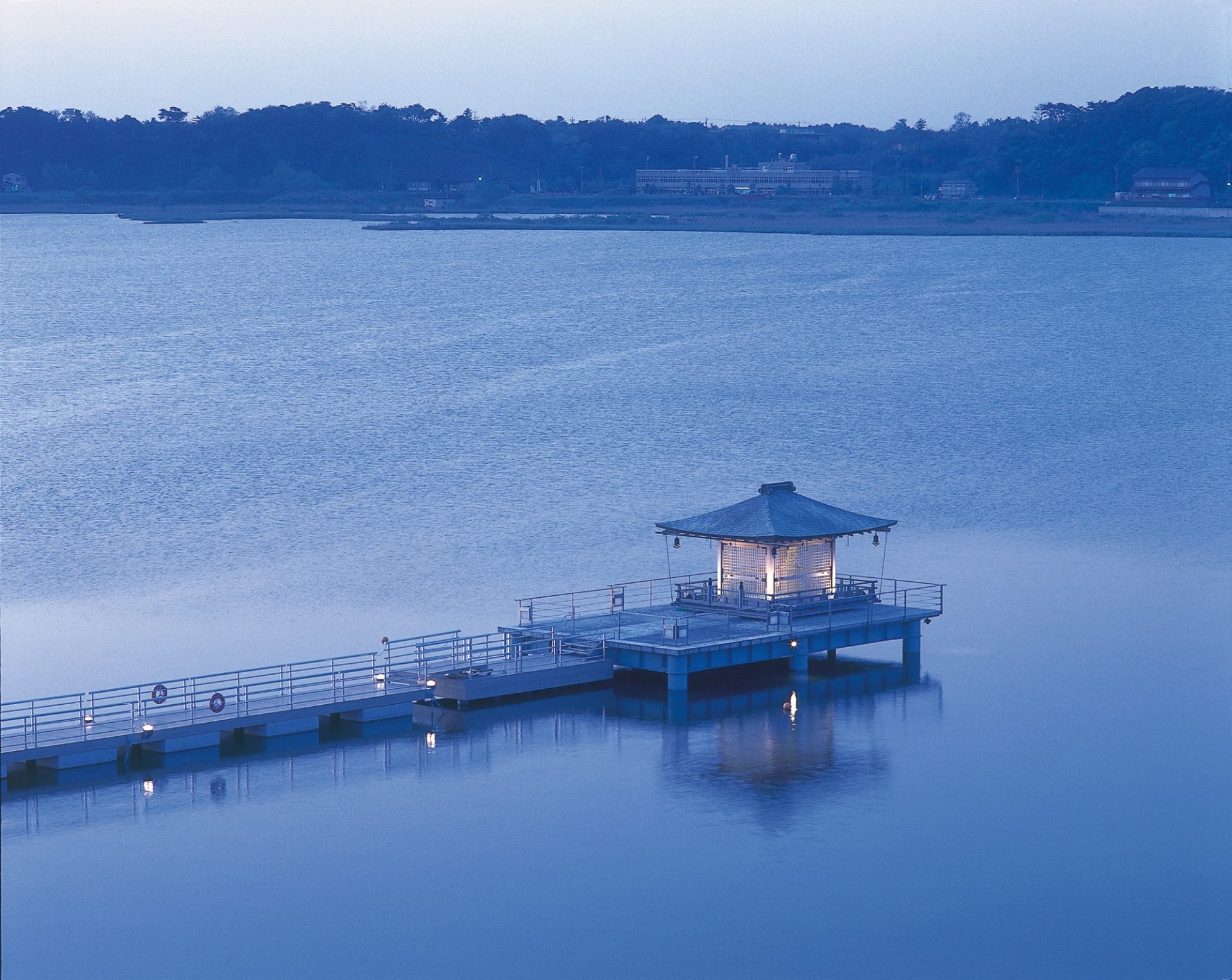 白山連峰を望む湖畔の温泉へ/ 片山津温泉