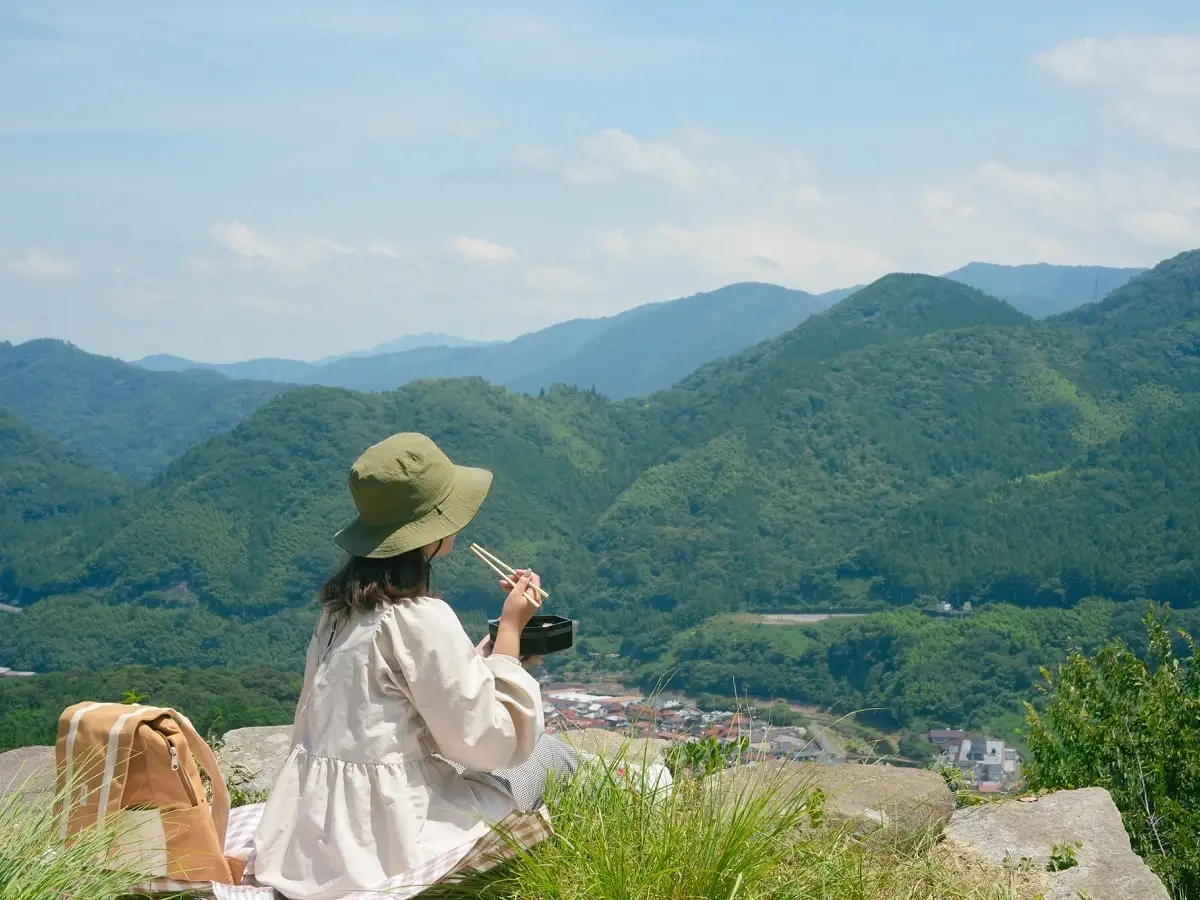 津和野の絶景と朝ごはんを満喫 「ゆとりろ津和野」新プラン  ｜ 「津和野城跡トレッキングガイド＆山頂朝ごはん付き宿泊プラン」 2025年10月1日スタート