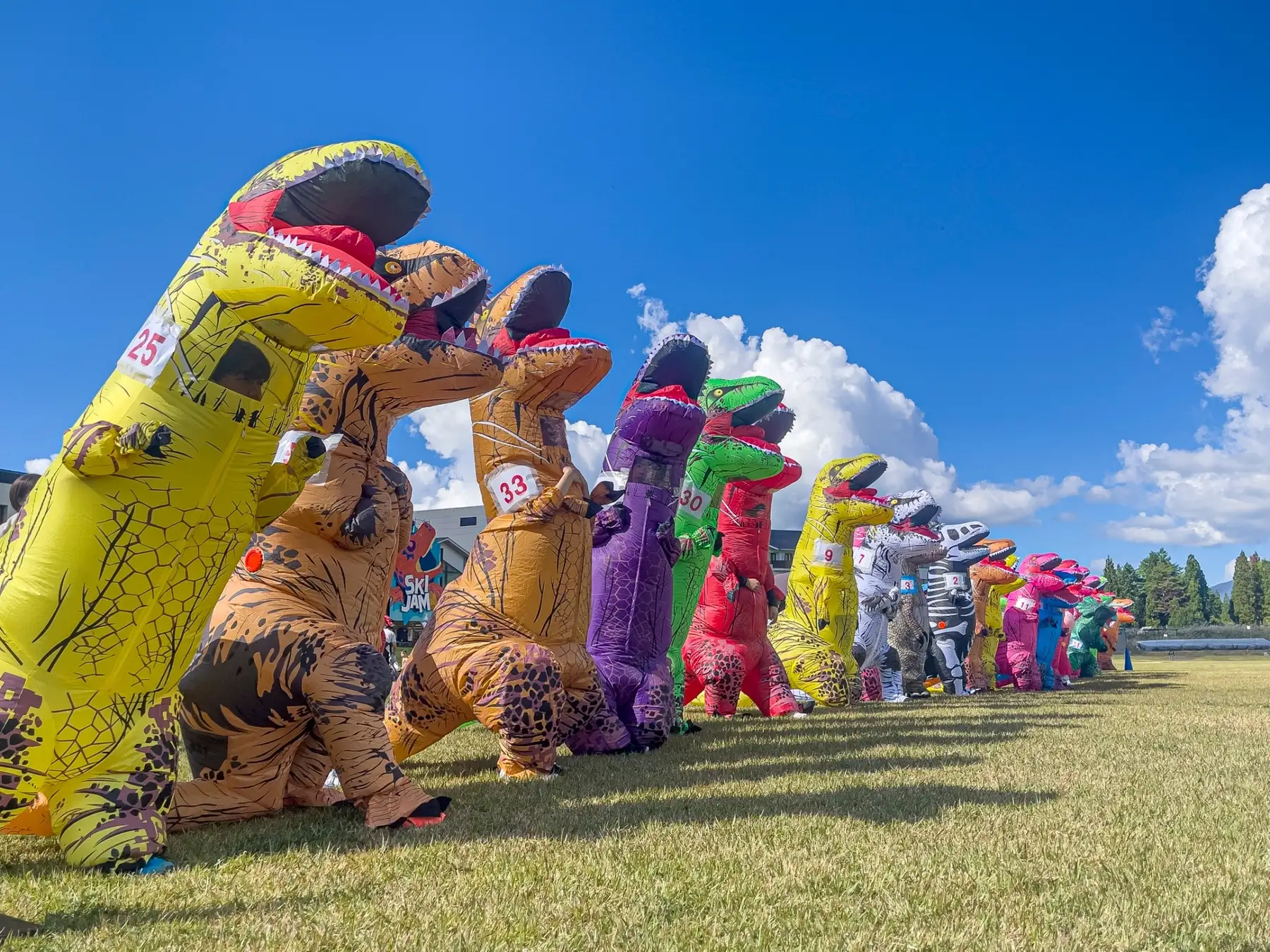 恐竜のまちで大迫力の疾走！ 「第6回ティラノサウルスレース in スキージャム勝山」開催  —— 2025年10月12日（日）、高原ゲレンデを恐竜たちが駆け抜ける！