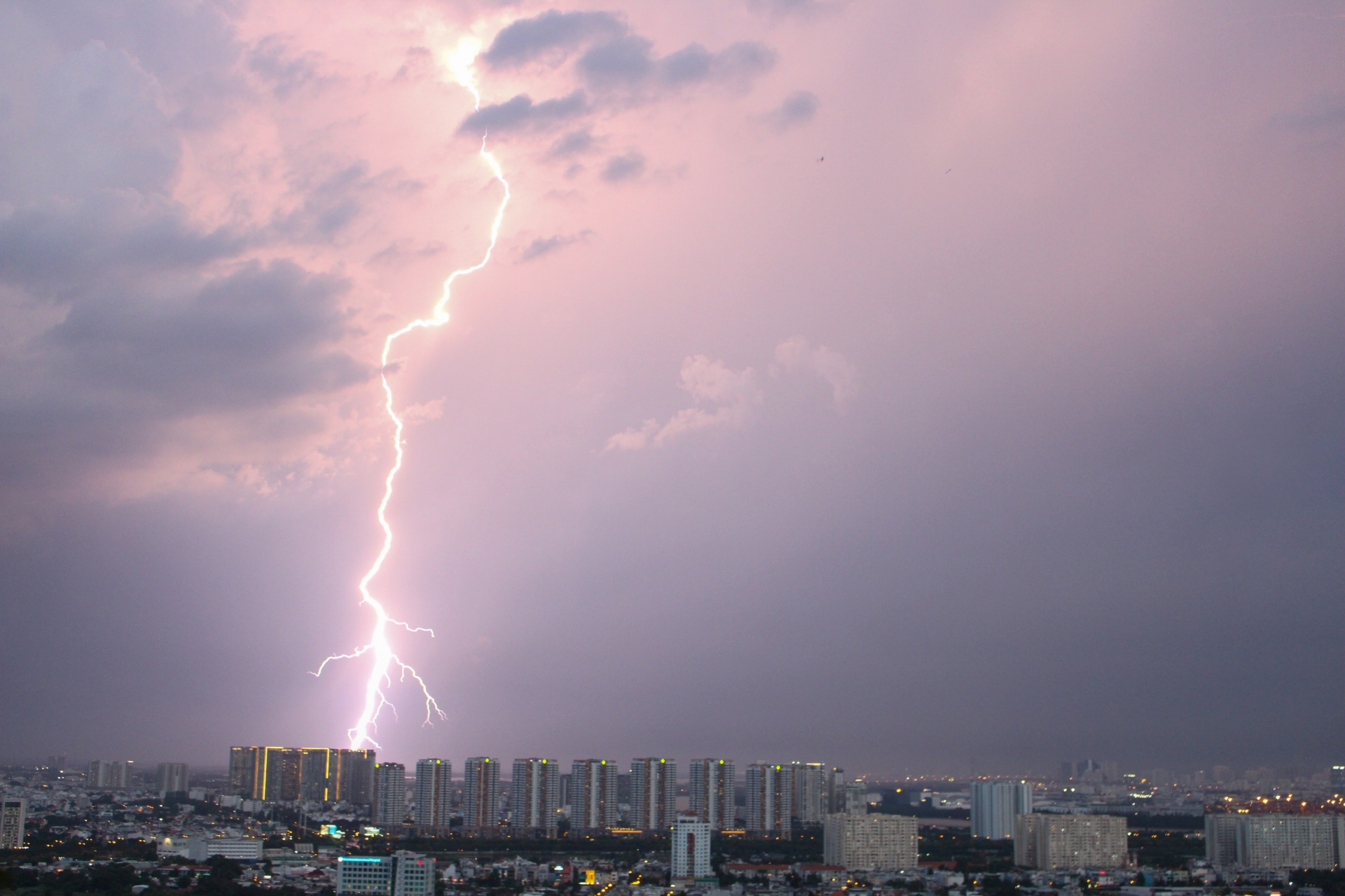 ⑤雷がなっていたら安全な屋内に避難