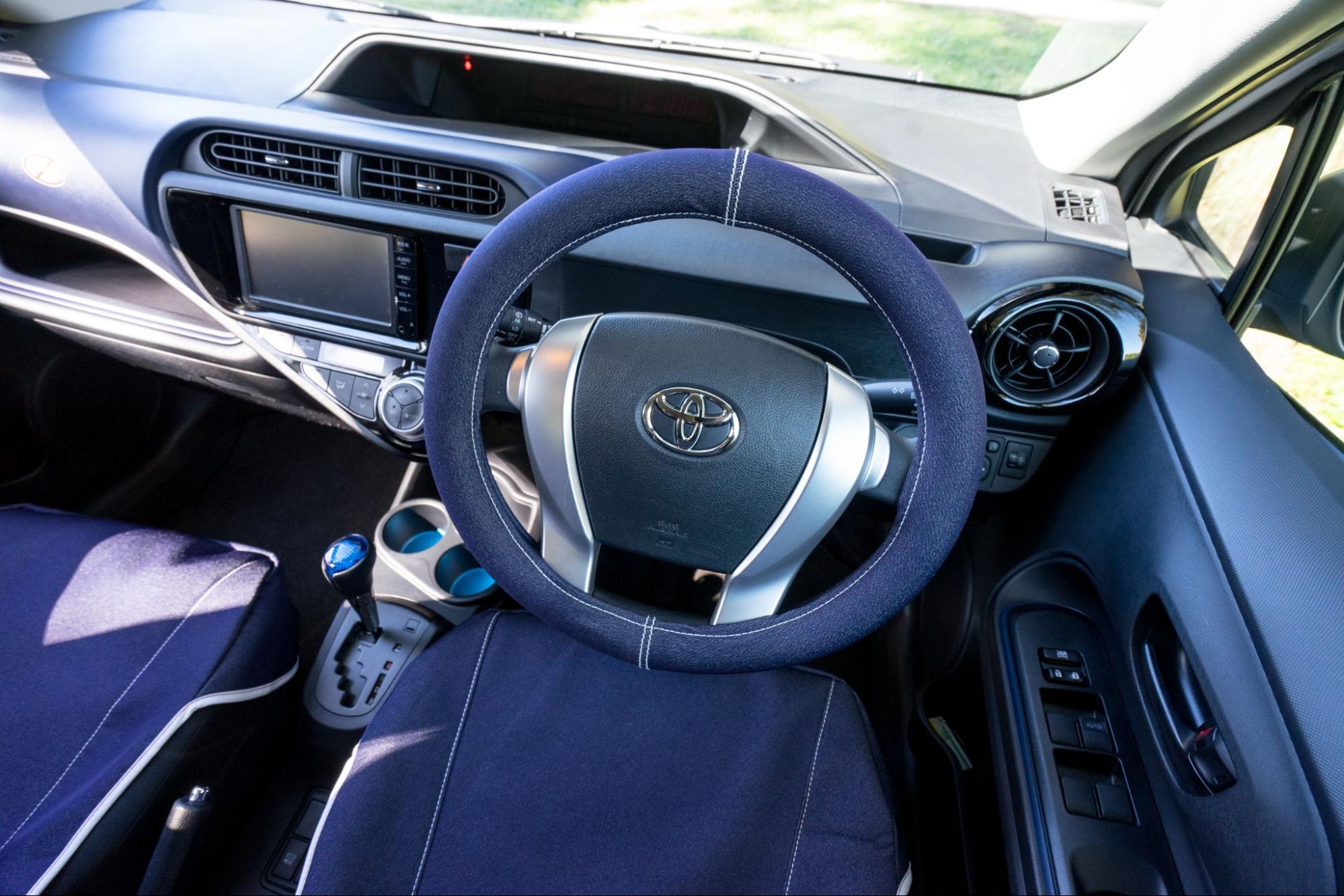 車用ハンドルカバーで見た目を変化