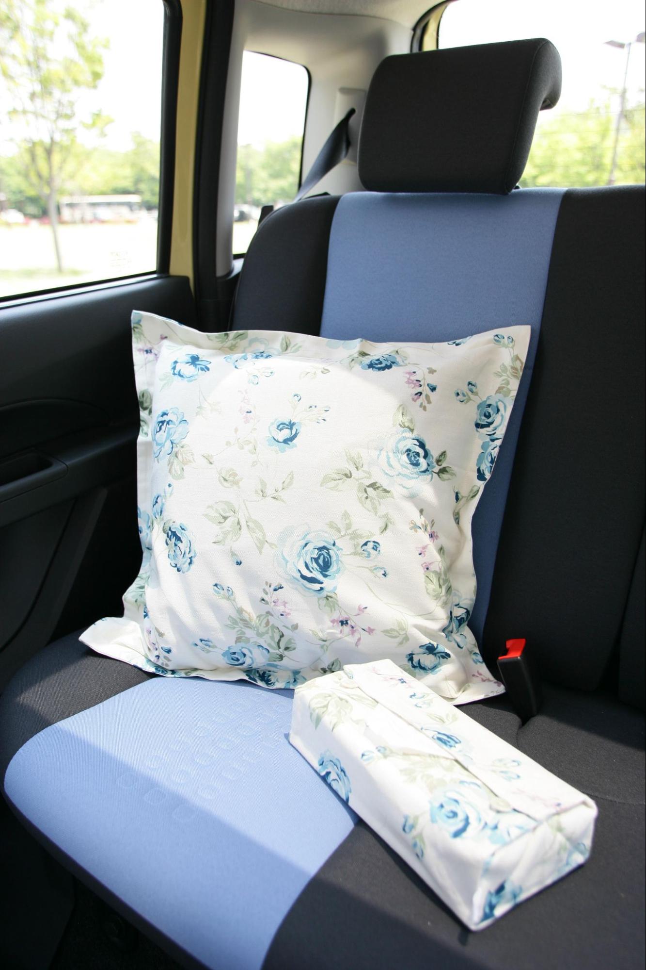 後部座席に置く雑貨はお好みでコーディネート