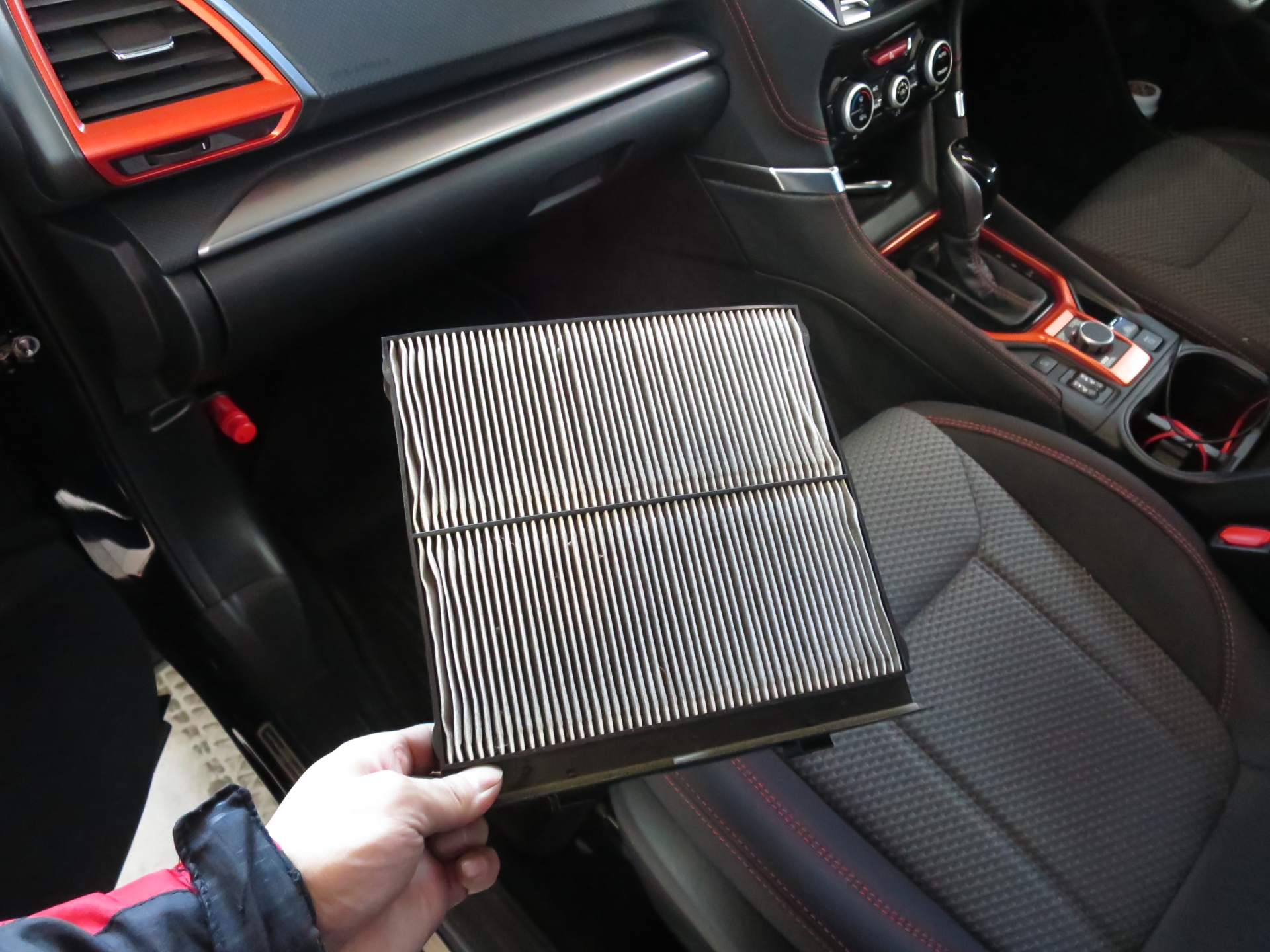 車のエアコンが臭い！その原因は？