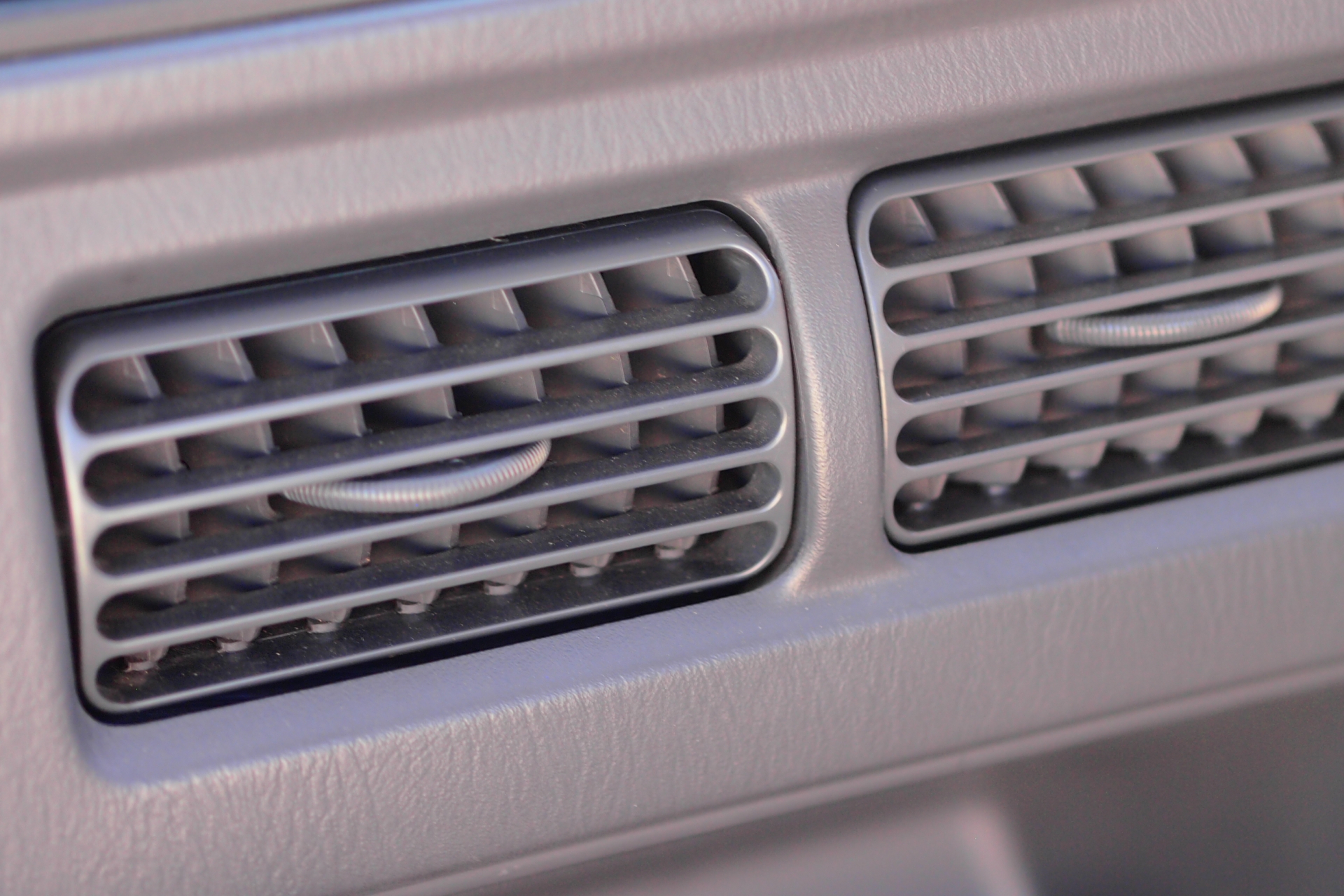 車のエアコンが臭い！においの種類