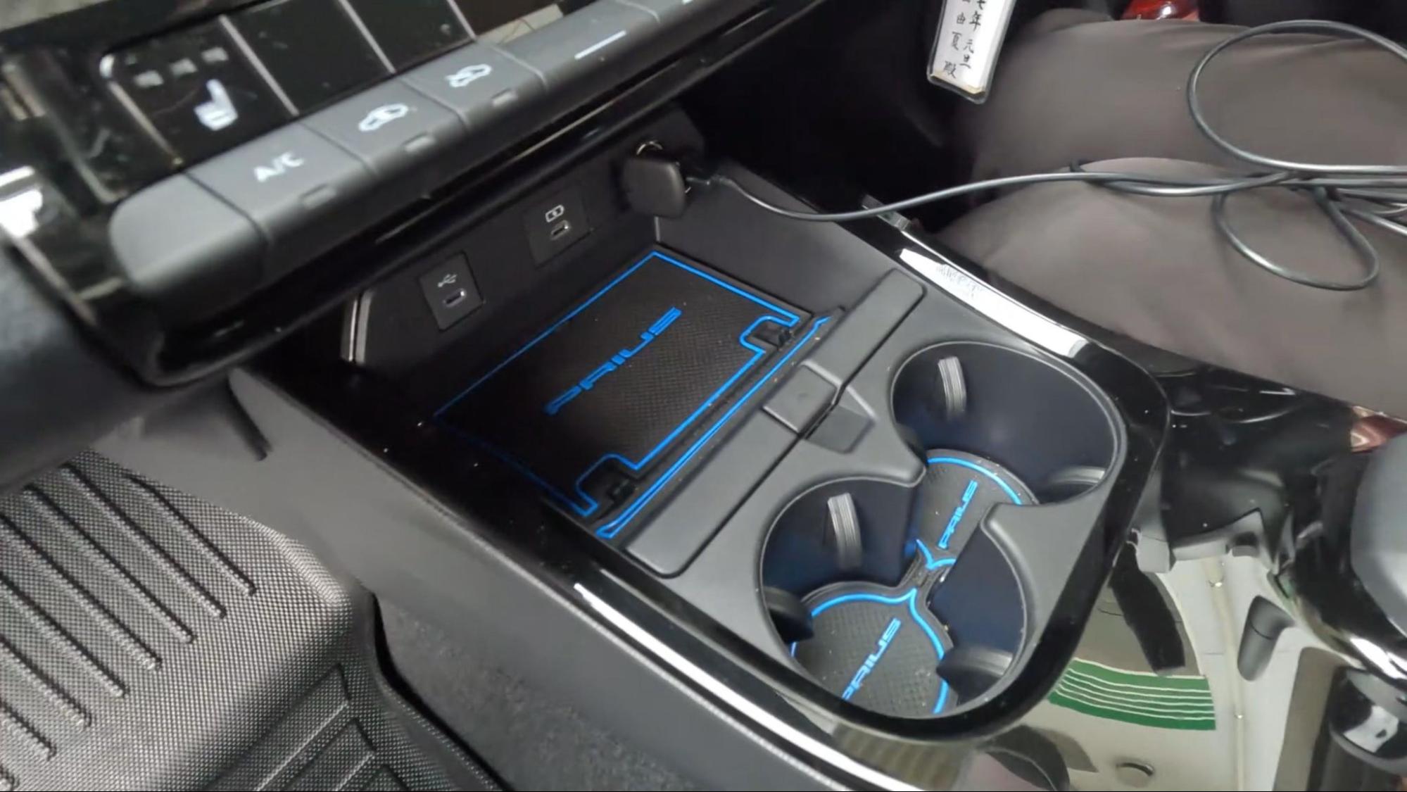 すべり止めマットも車内のアクセント