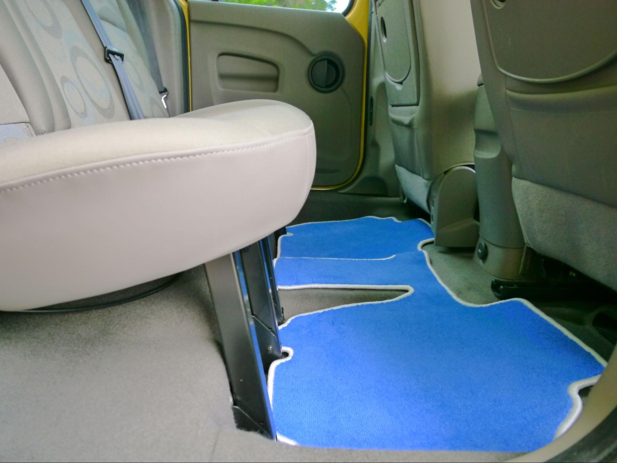 フロアマットの交換で車内の雰囲気を一新