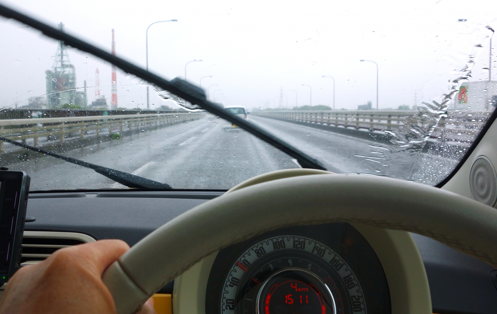 ①減速と車間距離の確保