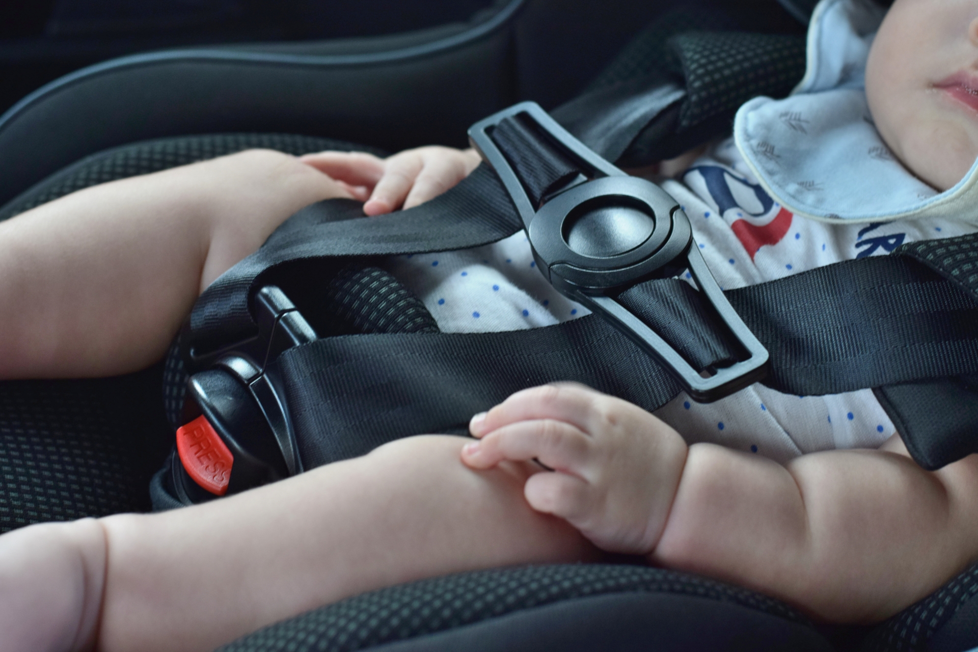 後部座席を含めた全ての座席のシートベルト着用とチャイルドシートの正しい使用の徹底