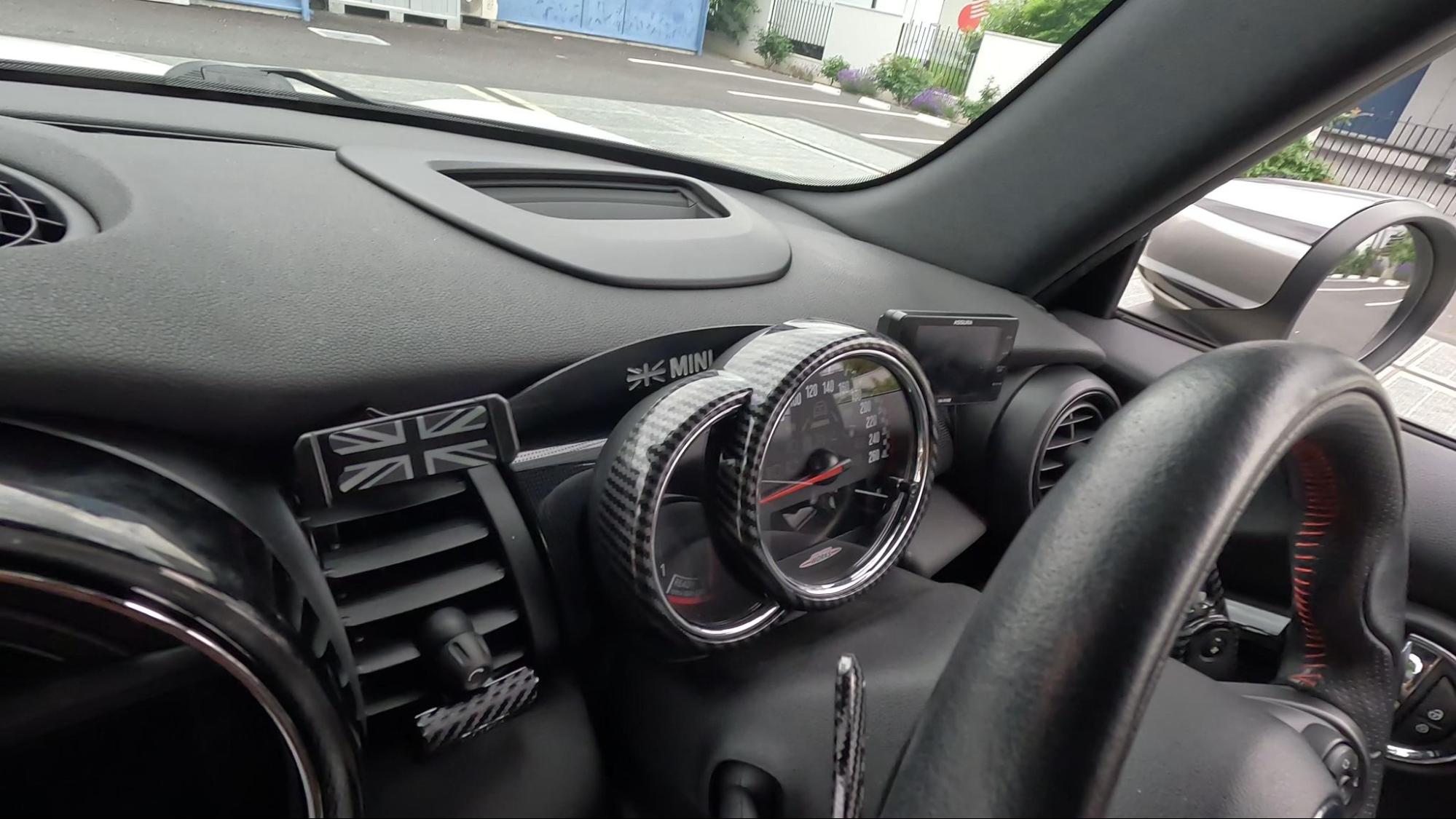 メーターまわりやスイッチまわりなどお好みカラーを楽しむ