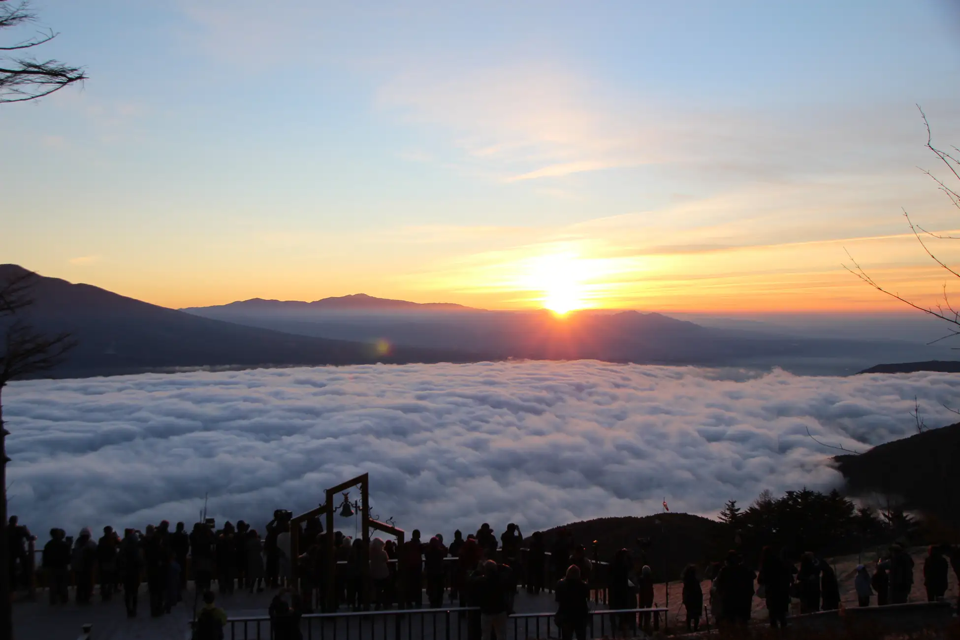 黄金色の湿原と三段紅葉、雲海の朝。富士見パノラマリゾートで“秋のトリプル絶景”を