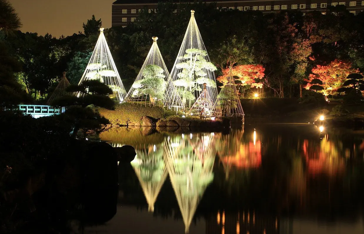 紅葉と光が織りなす幻想の夜―― 日本庭園「見浜園灯ろうまつり」開催（千葉県立幕張海浜公園）