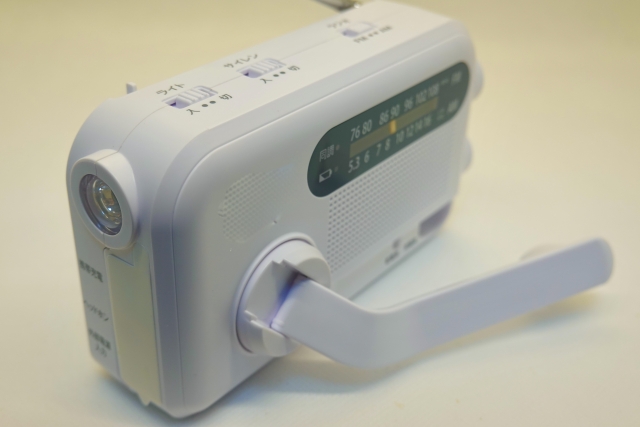 ③　手回し式充電器