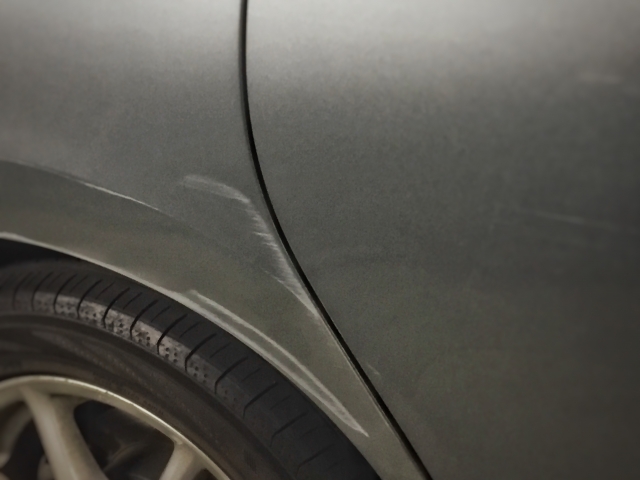 ②塗装面まで達した傷