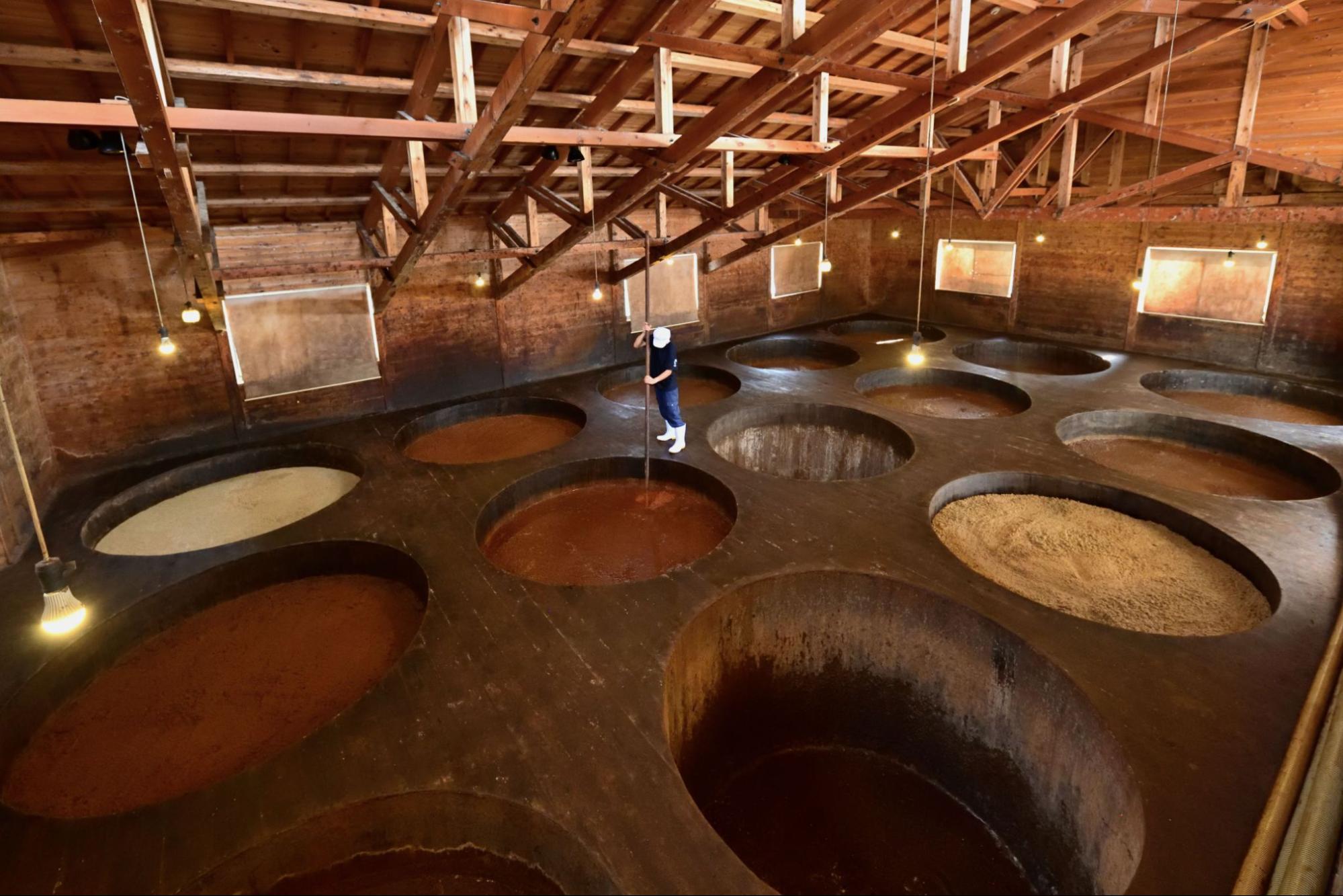 木桶づくりの醤油蔵で醤油しぼり体験/醤遊王国 本店