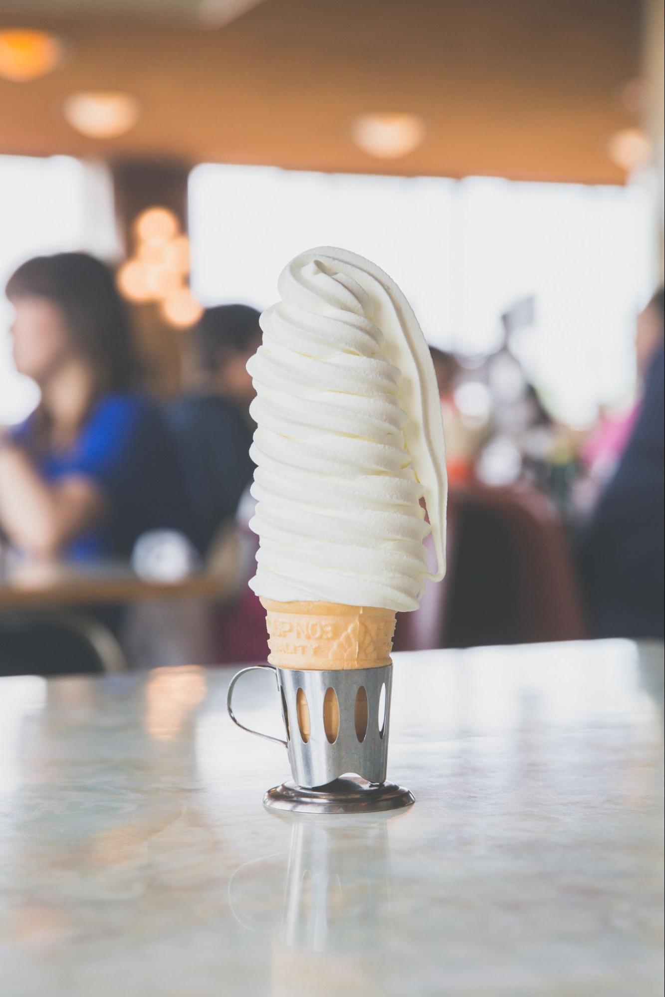 名物10段ソフトクリームに挑戦/ マルカンビル大食堂