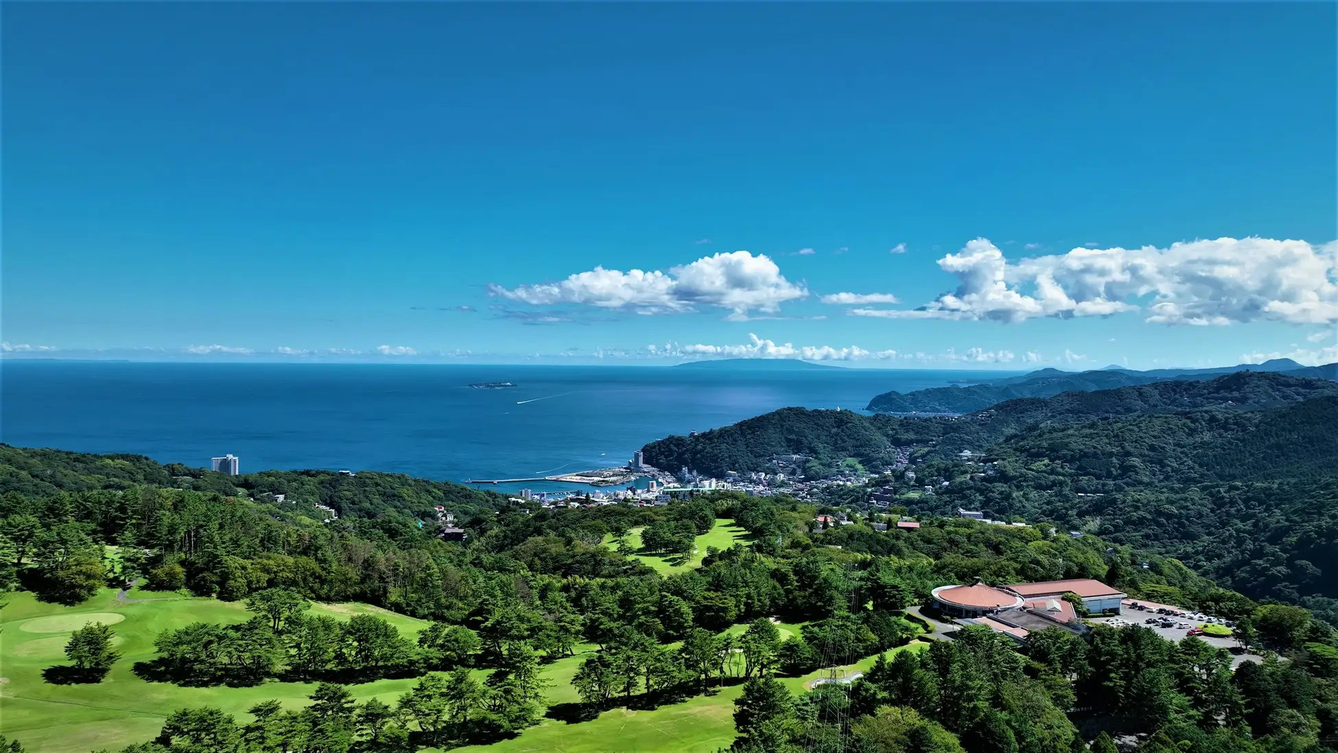 夜のクラブハウスが舞台 西熱海ゴルフコース × クラフトジン「SEACLIFF」 一夜限りの“クリスマスカクテルナイト”開催