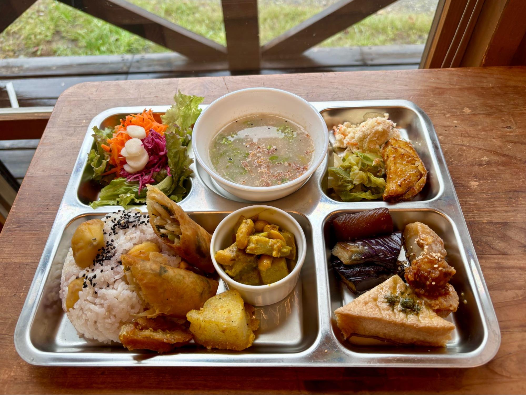 ノスタルジックな木造校舎カフェで給食気分のランチ/分校カフェMOZART