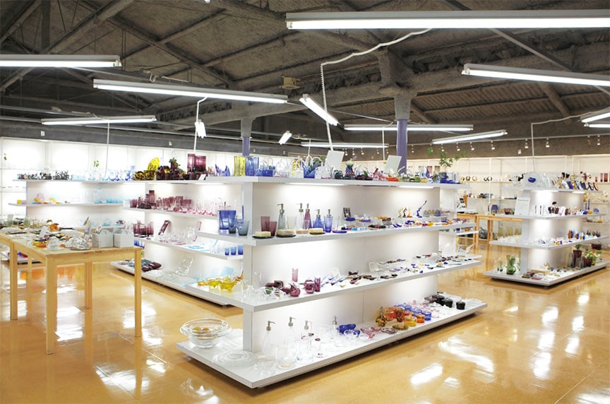 きらめくガラス製品が3000種以上。暮らしのアートを手に入れる/ Sghr スガハラ ファクトリーショップ